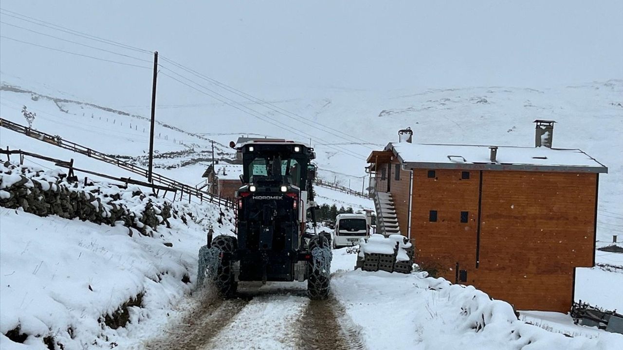 Trabzon'da Kar Mahsur Kalan 8 Kişi Kurtarıldı
