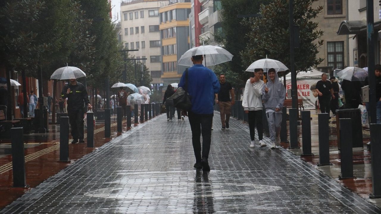 Trabzon'da Sağanak Yağış Etkili Oldu