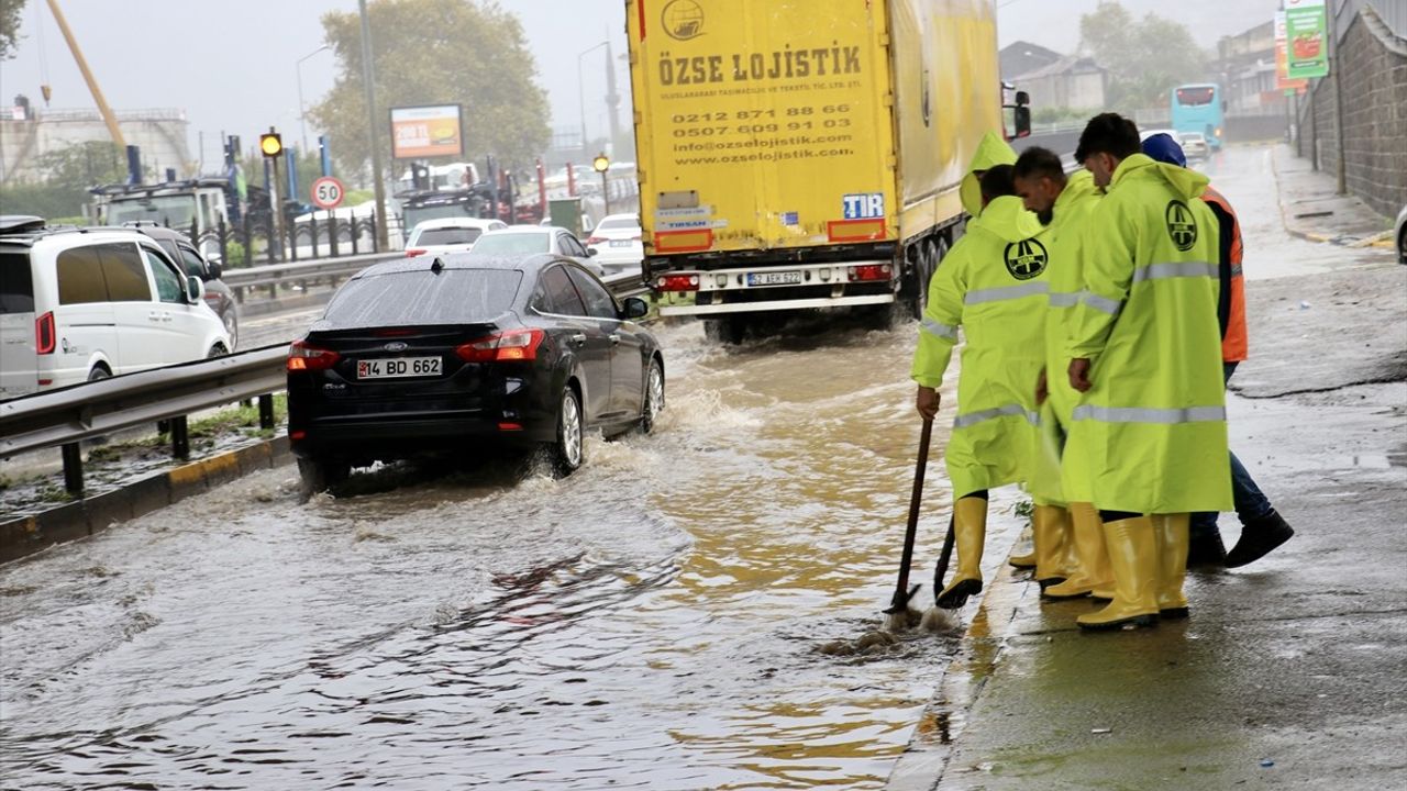 Trabzon'da Sağanak Yağış Trafiği Aksattı