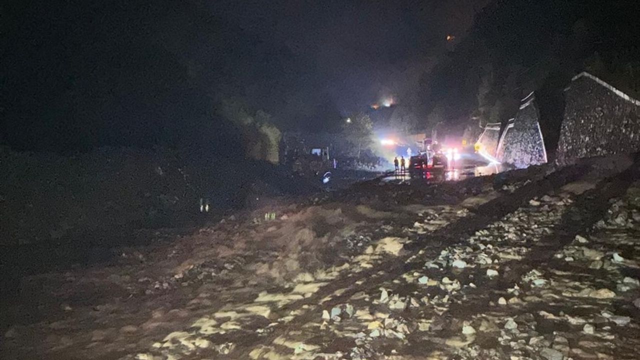 Trabzon'da Sağanak Yağışlar Heyelana Neden Oldu