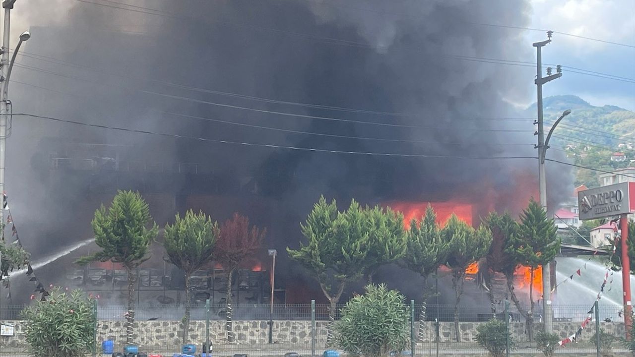 Trabzon'da Yangın Alarmı: Alışveriş Merkezi Tehlikede