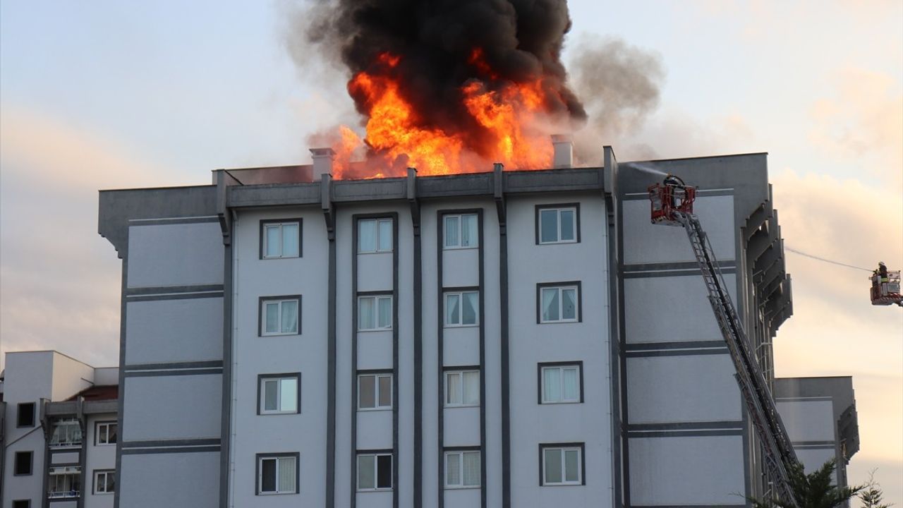 Ünye'de 8 Katlı Binada Çatı Yangını
