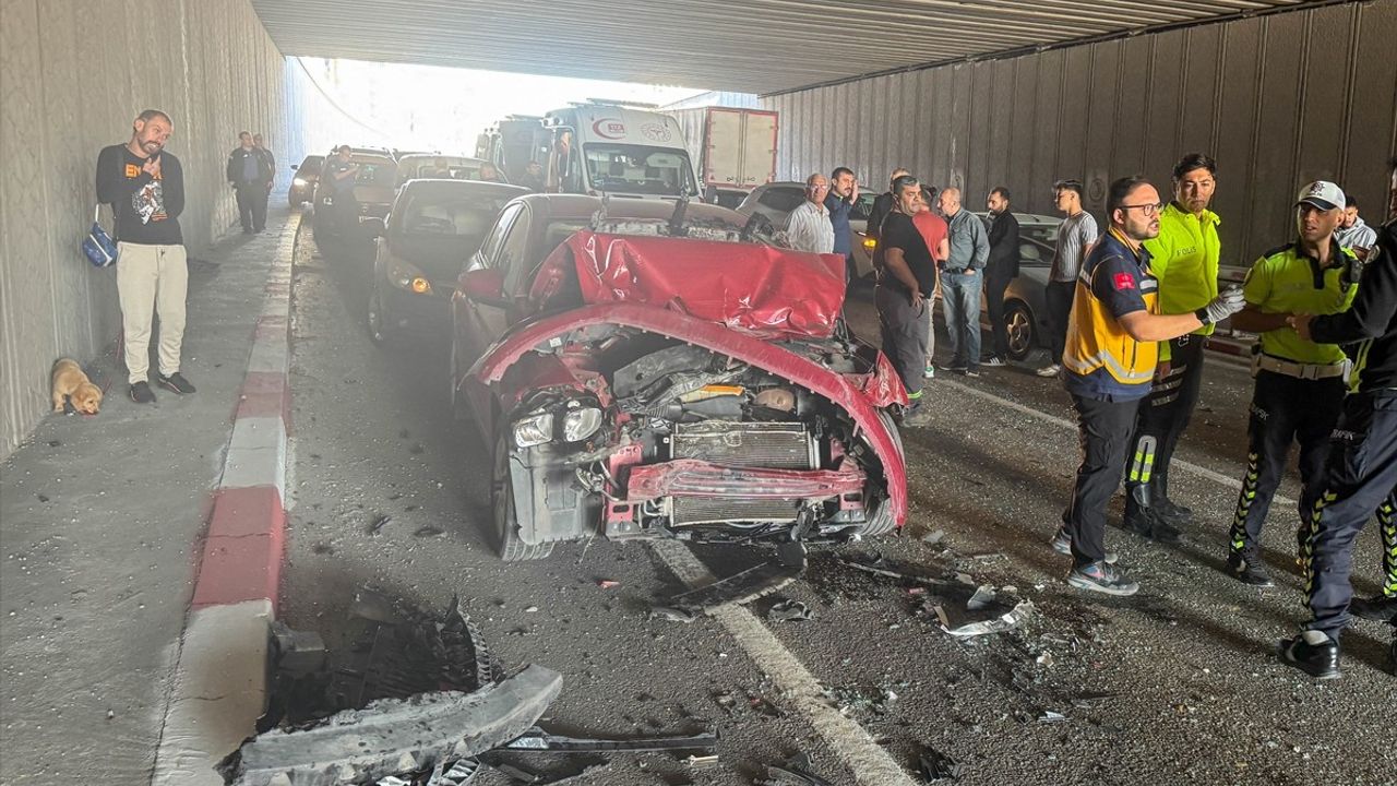 Uşak'ta Üç Araç Kazası: 3 Yaralı