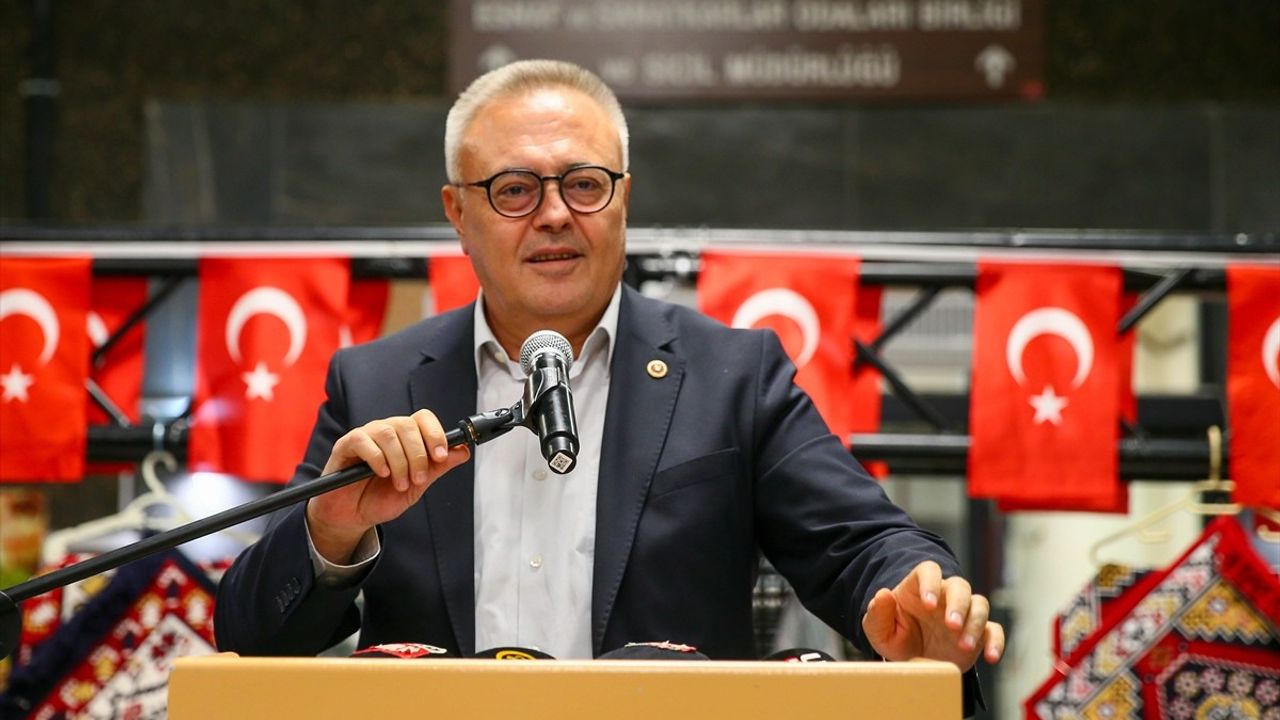 Uşak'ta 'Yılın Ahisi' Ödülü Ali Yılmaz'a Verildi