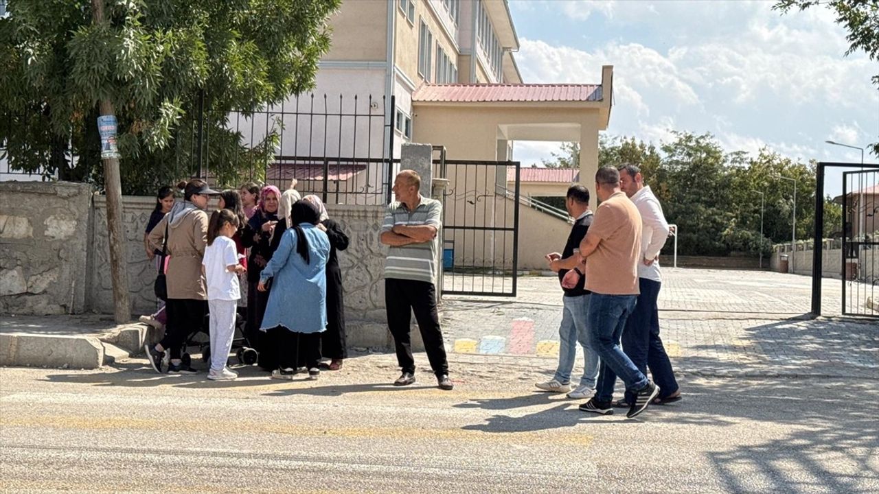 Van'da Okulda Bıçaklı Saldırı: İki Öğretmen Yaralandı
