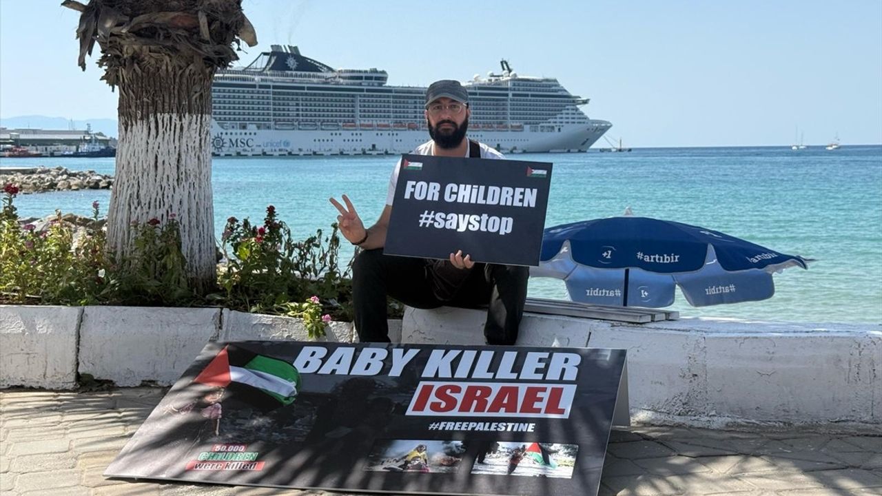Yabancı Turistlere Yönelik Tek Kişilik Eylem: Aktivist Veysel Karahan Gazze'ye Dikkat Çekiyor