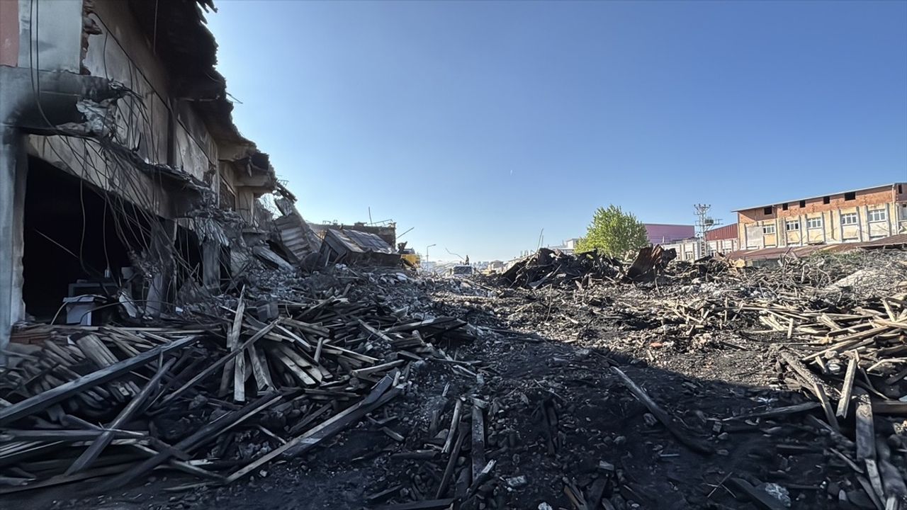 Yangın Kontrol Altına Alındı: Samsun'daki Kereste Fabrikasında Soğutma Çalışmaları Devam Ediyor