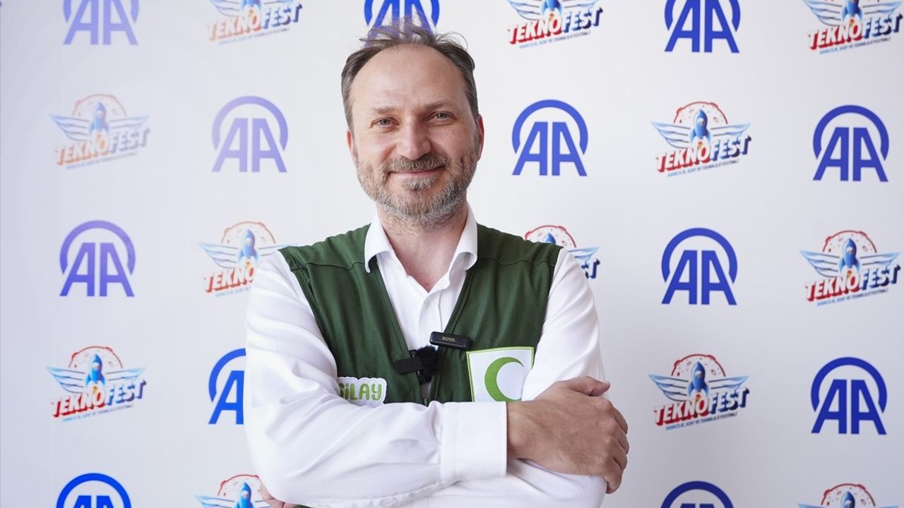 Yeşilay Genel Başkanı Dinç, TEKNOFEST'i Ziyaret Etti