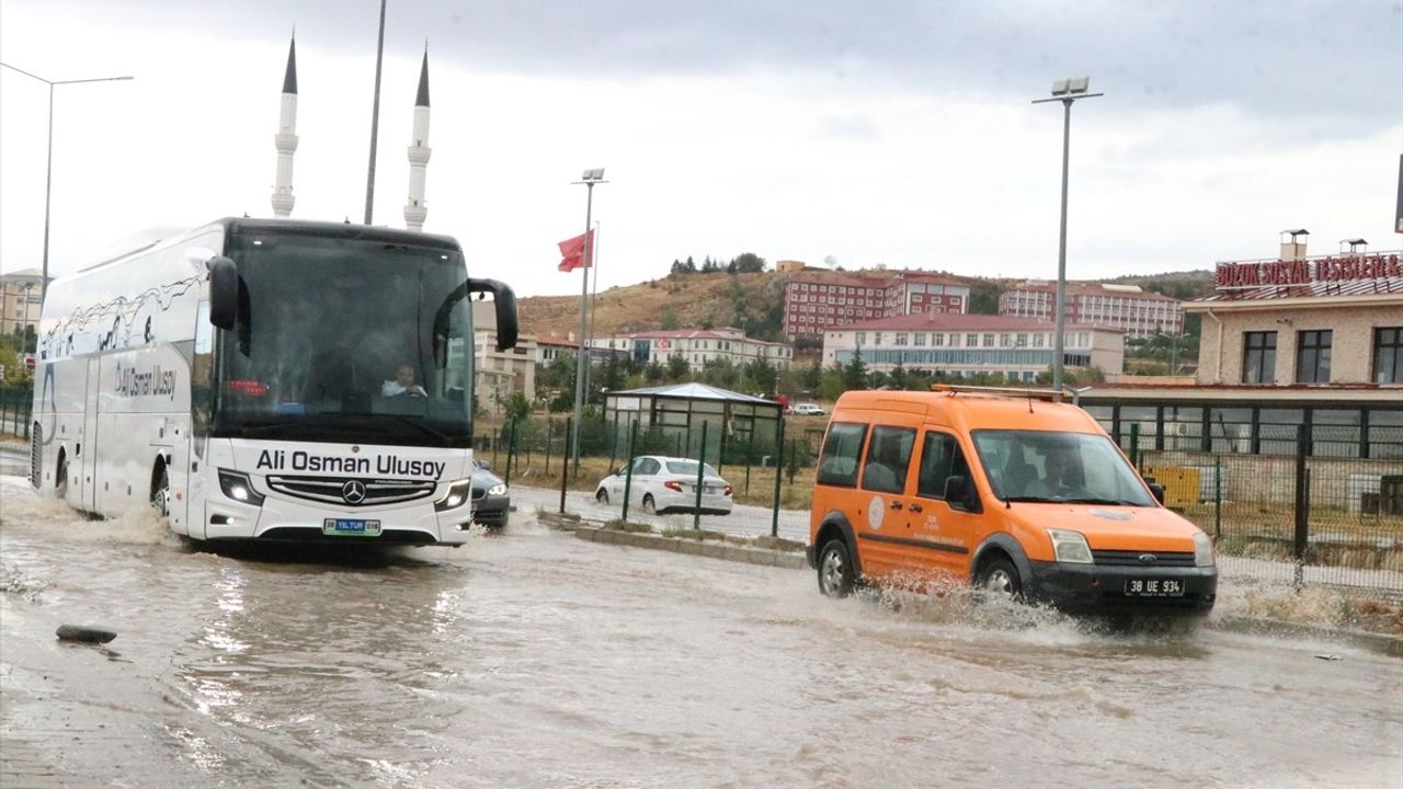 Yozgat'ta Sağanak Yağmur Etkisini Gösterdi