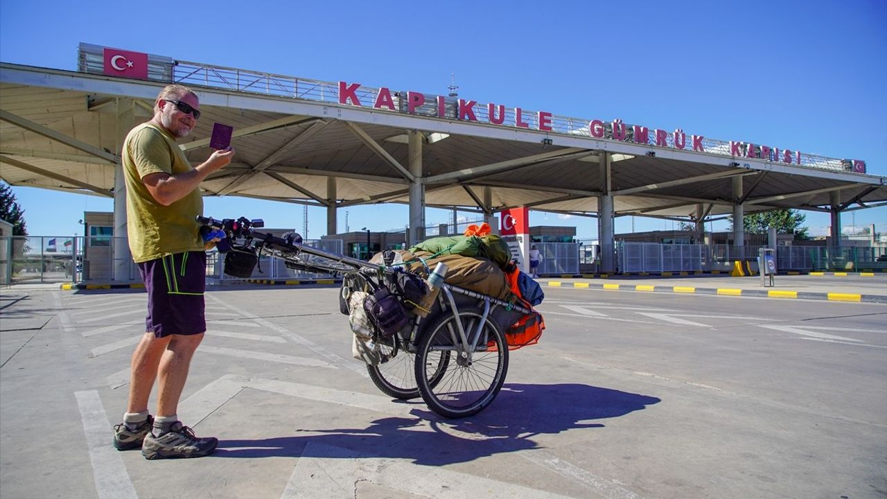 Yürüyerek Kıtaları Gezen İngiliz Gezgin Türkiye'den Hayranlıkla Ayrıldı