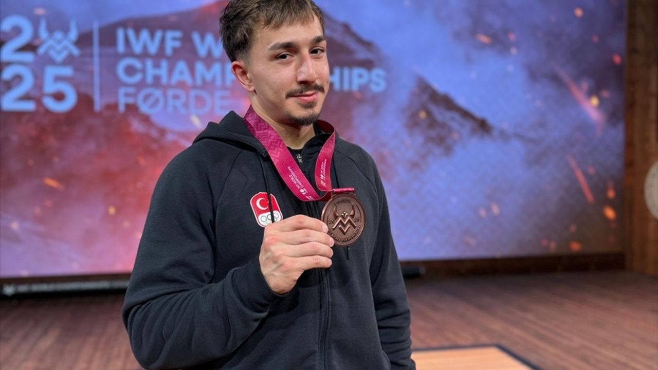 2025 Dünya Halter Şampiyonası'nda Yusuf Fehmi Genç Bronz Madalya Kazandı