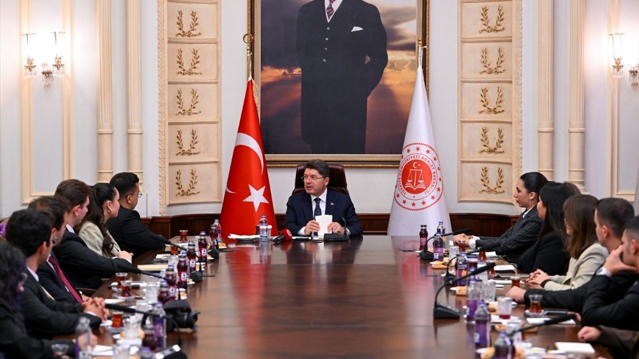 Adalet Bakanı Tunç'tan Üniversite Öğrencilerine Ziyaret