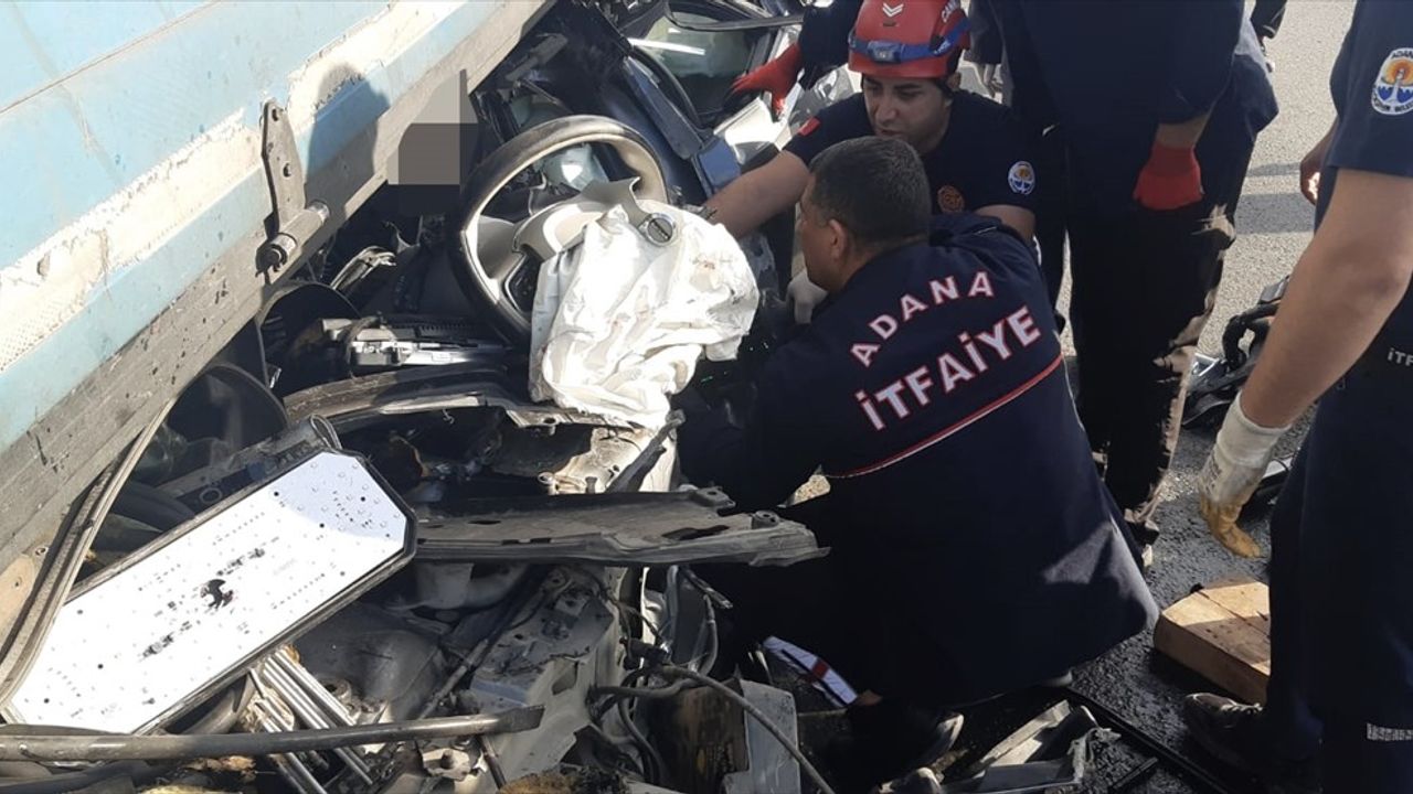 Adana'da Feci Kaza: Tıra Çarpan Sürücü Hayatını Kaybetti