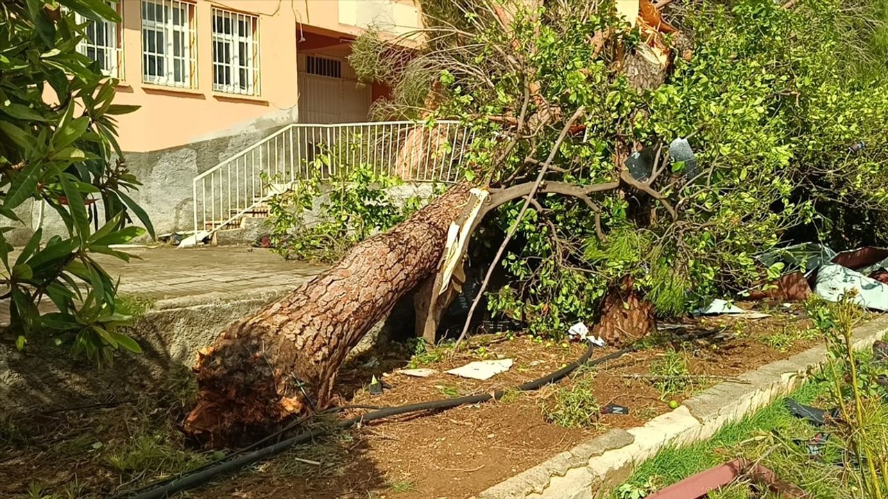 Adana'da Fırtına Okul Çatısını Uçurdu