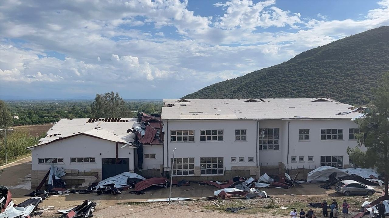 Adana'da Fırtına Sonrası Okul Çatısı Uçtu