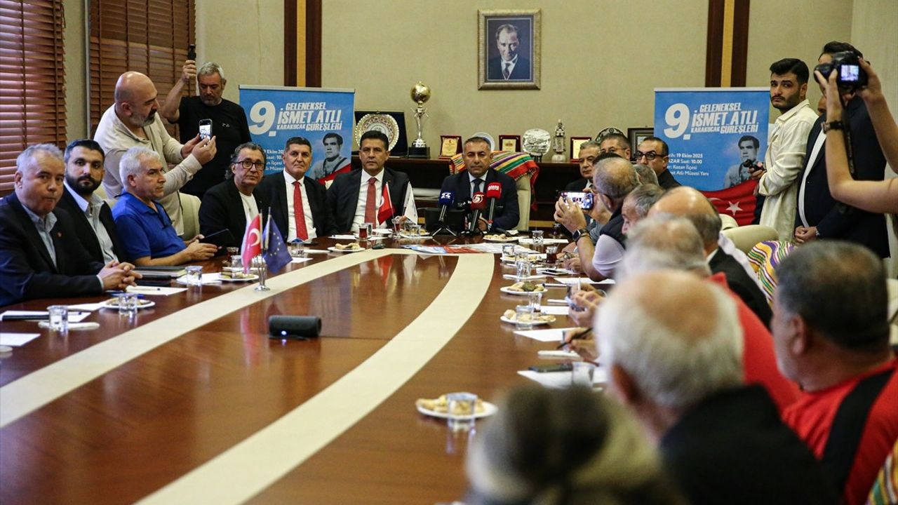 Adana'da Geleneksel İsmet Atlı Karakucak Güreşleri Başlıyor