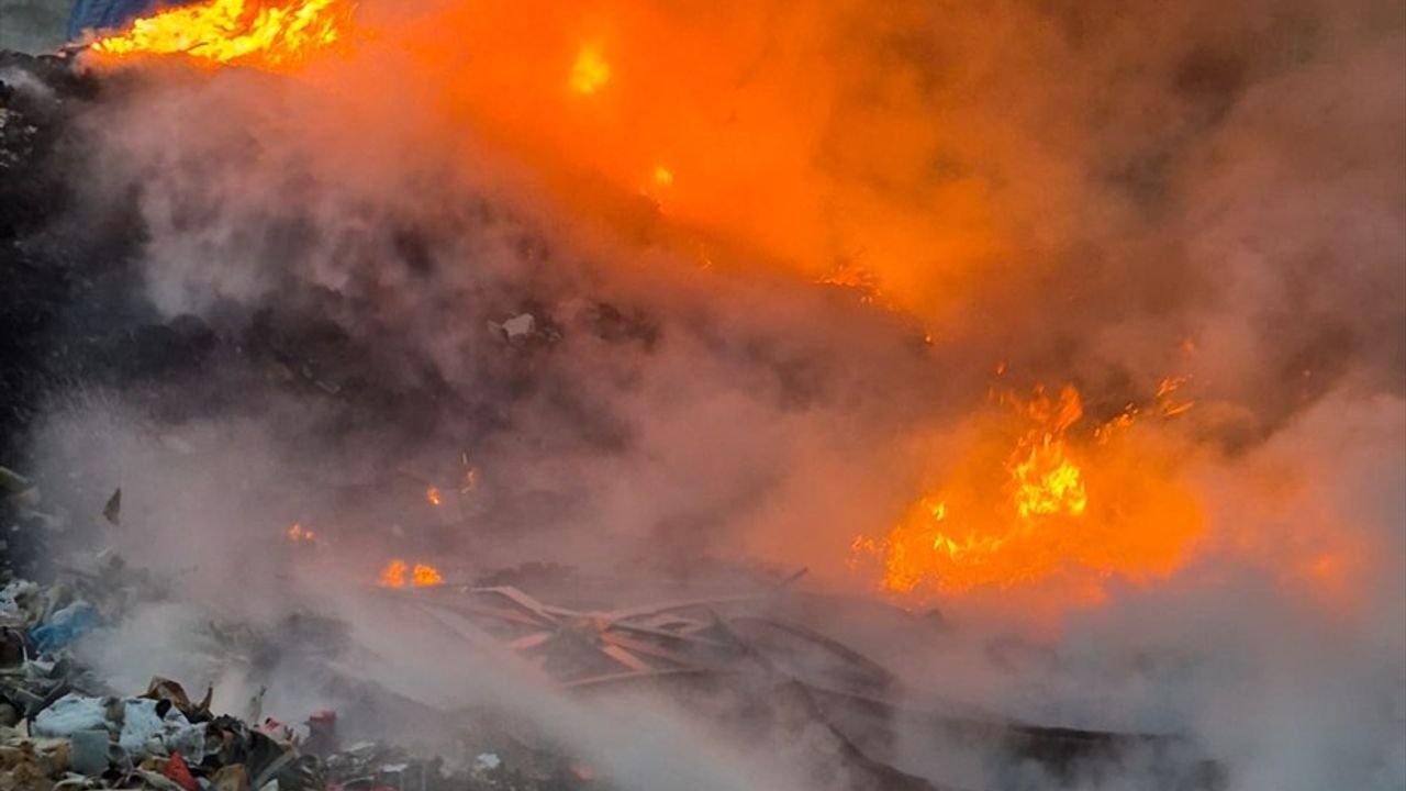 Adana'daki Çöplükteki Yangın Kontrol Altına Alındı