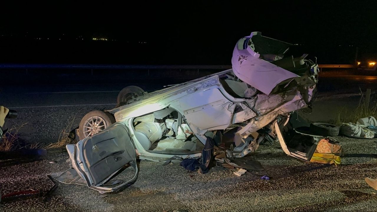 Adıyaman'da Şarampole Devrilen Araçta 4 Yaralı