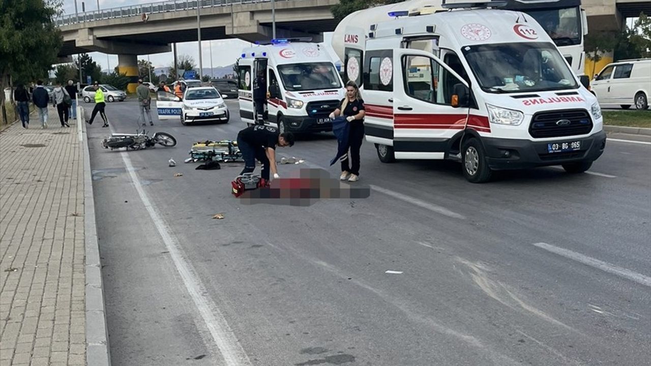 Afyonkarahisar'da Tır, Motosiklete Çarptı: İki Genç Hayatını Kaybetti