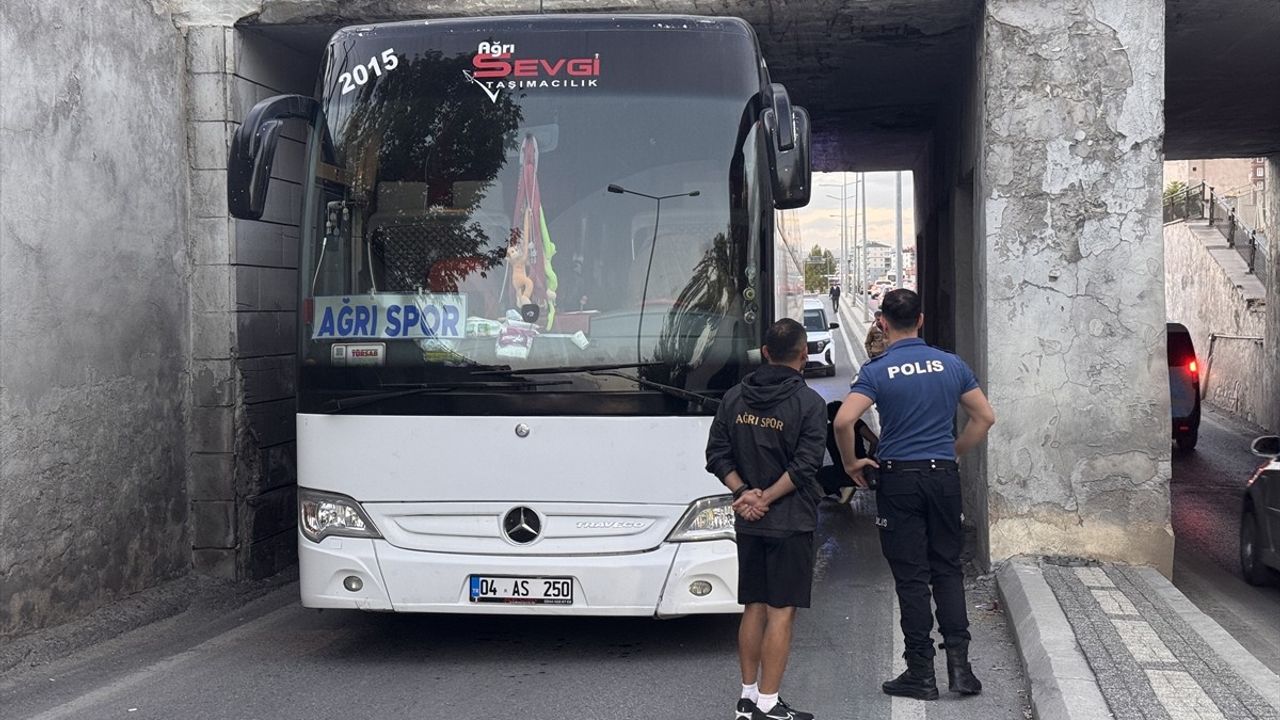Ağrı 1970 SK'nın Takım Otobüsü Kayseri'de Alt Geçitte Sıkıştı