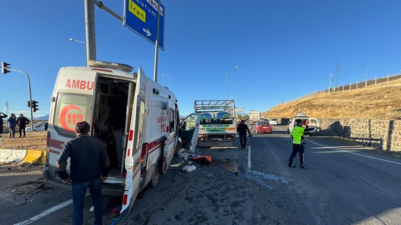 Ağrı'da Ambulans ve Kamyonet Çarpıştı: 7 Yaralı