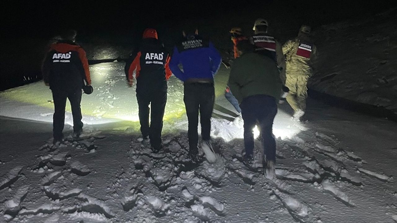 Ağrı'da Karda Mahsur Kalan İki Kişi Kurtarıldı