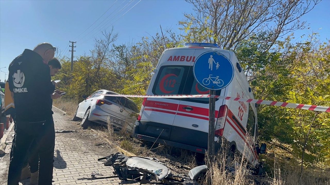 Aksaray'da Ambulans ve Otomobil Çarpıştı