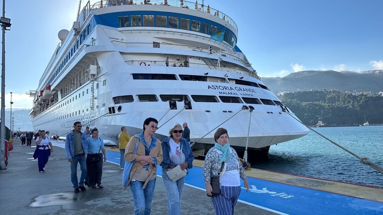Amasra'ya Gelen Astoria Grande Kruvaziyeri 947 Yolcu Taşıdı