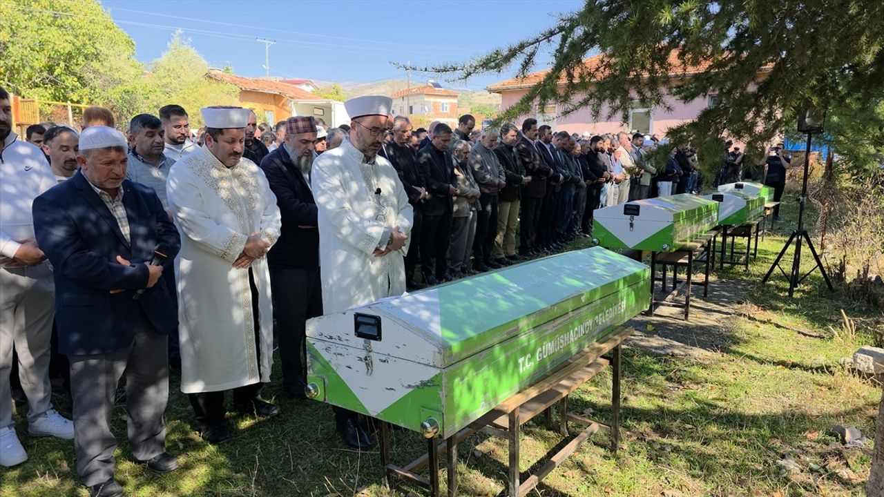 Amasya'da Trafik Kazasında Hayatını Kaybeden 3 Kardeş ve Enişteleri Son Yolculuğuna Uğurlandı