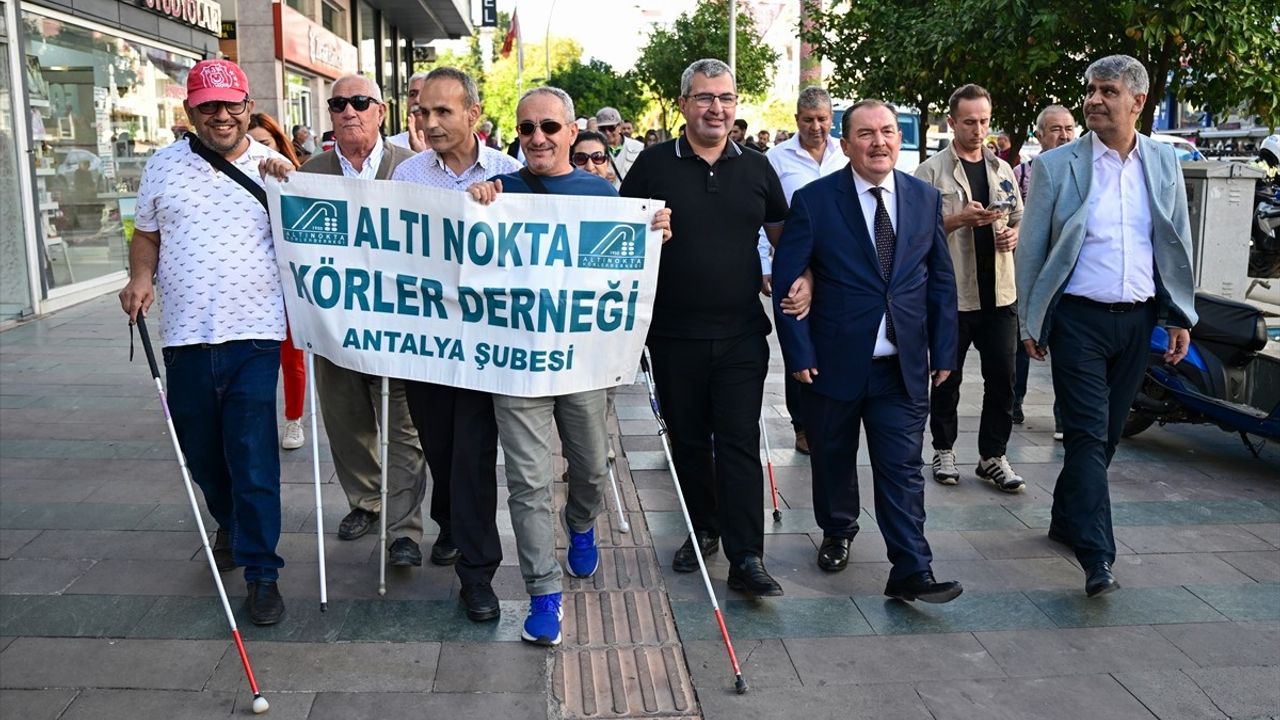 Antalya'da Beyaz Baston Güvenlik Günü Yürüyüşü