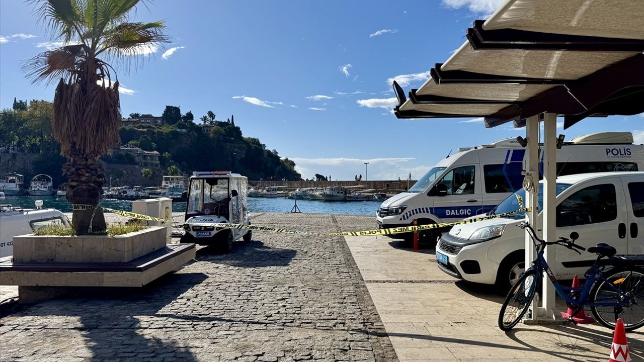 Antalya'da Denizden Erkek Cesedi Çıkarıldı