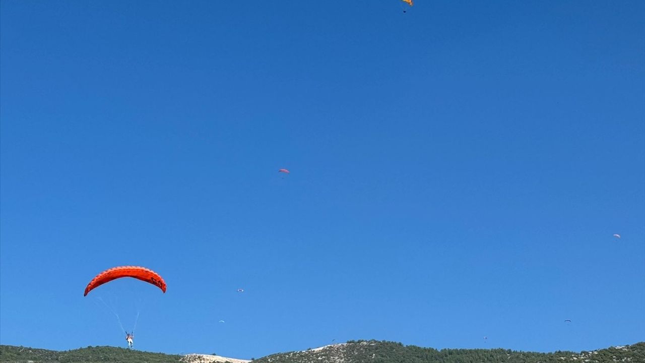 Antalya'da Dünya Yamaç Paraşütü Hedef Şampiyonası Devam Ediyor