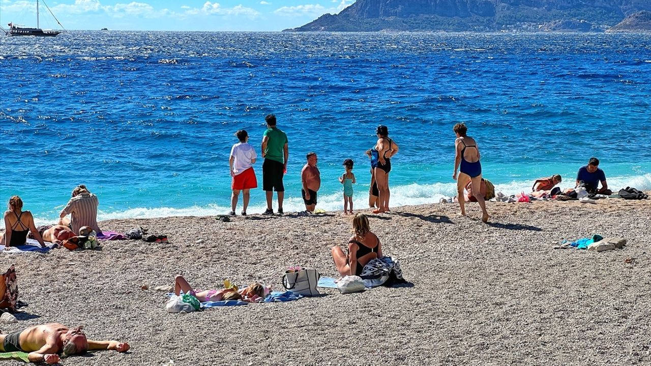 Antalya'da Güneşli Hava, Sahillerde Yoğun Kalabalık Oluşturdu