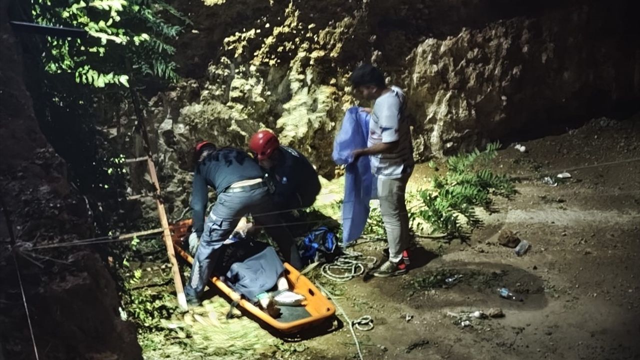 Antalya'da Rus Turist Çukura Düşerek Yaralandı