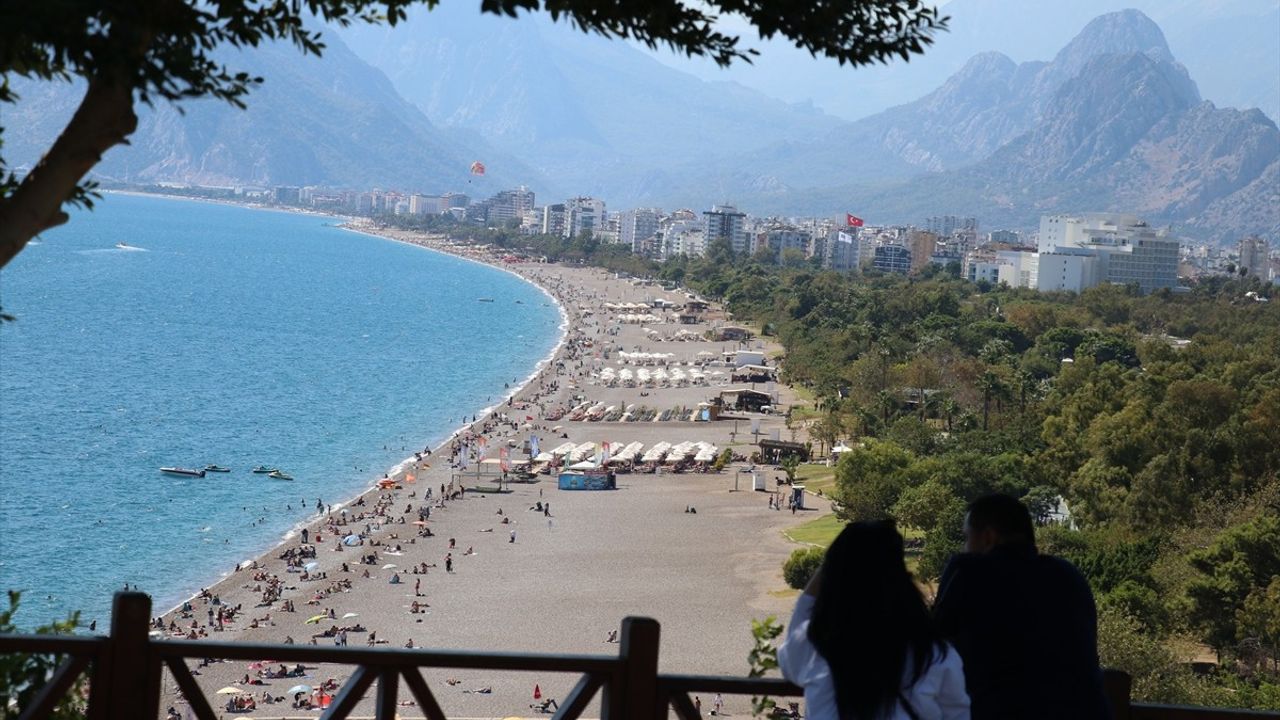 Antalya'da Sıcak Hava ile Plajda Yoğunluk Artıyor