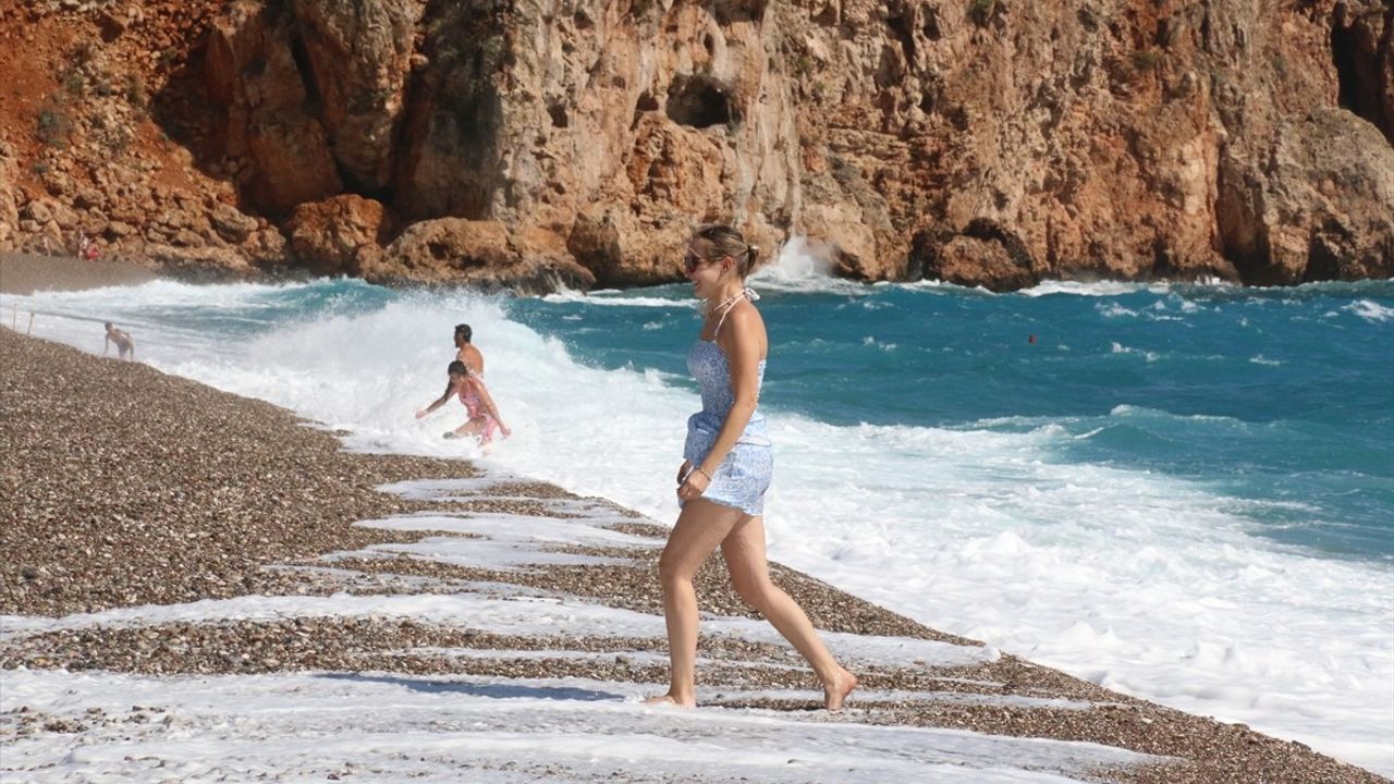Antalya'da Yüzmeye Devam Eden Yabancı Turistler