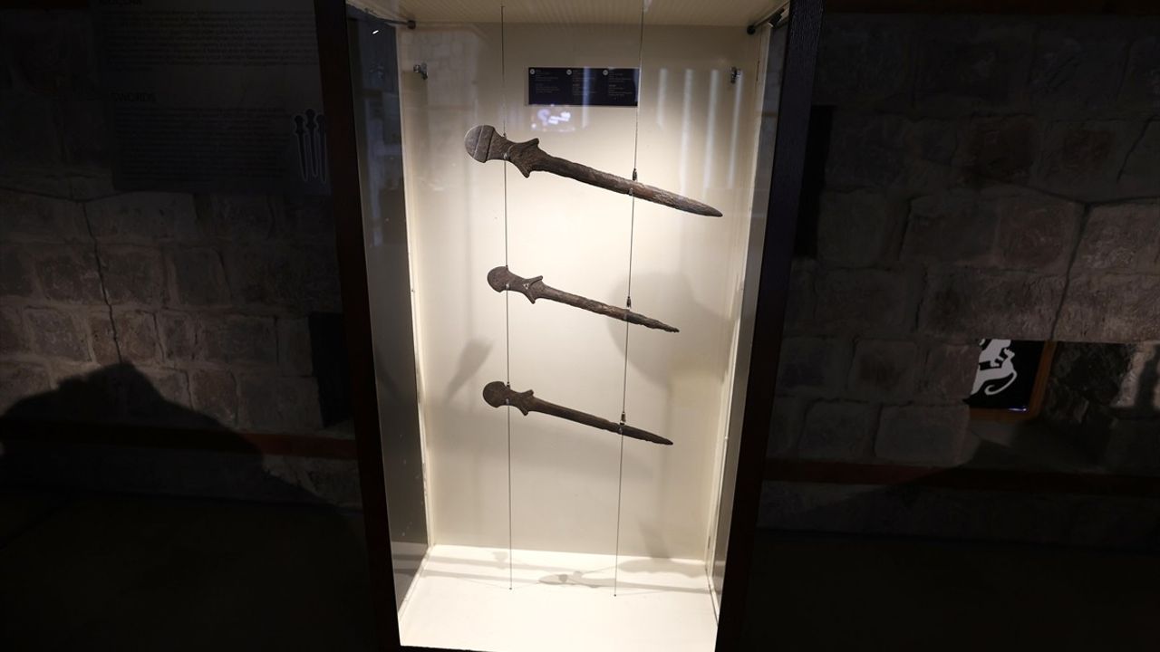 Arslantepe Höyüğü'nde Bulunan 5,500 Yıllık Kılıçlar