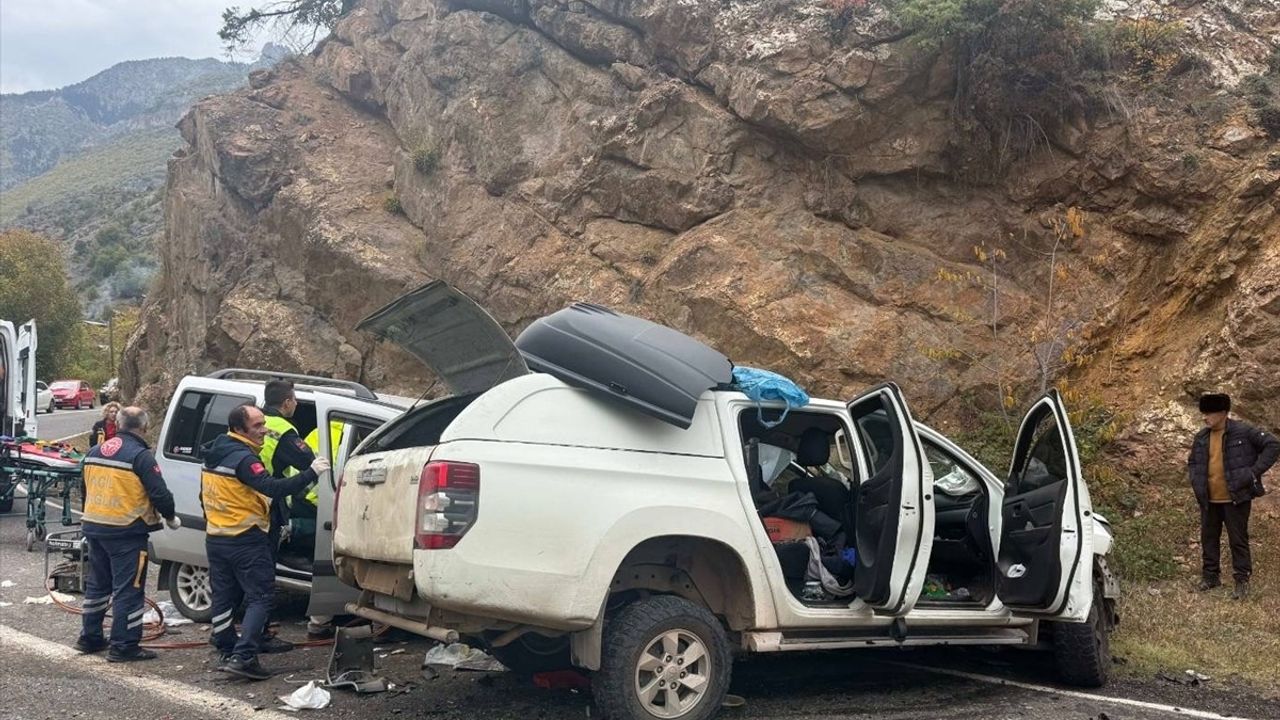 Artvin'de Üç Araçlı Trafik Kazası: 4 Yaralı
