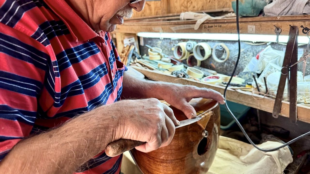 Bağlama Ustası Ramazan Karataş: Gönlünü Bağlamaya Verdi