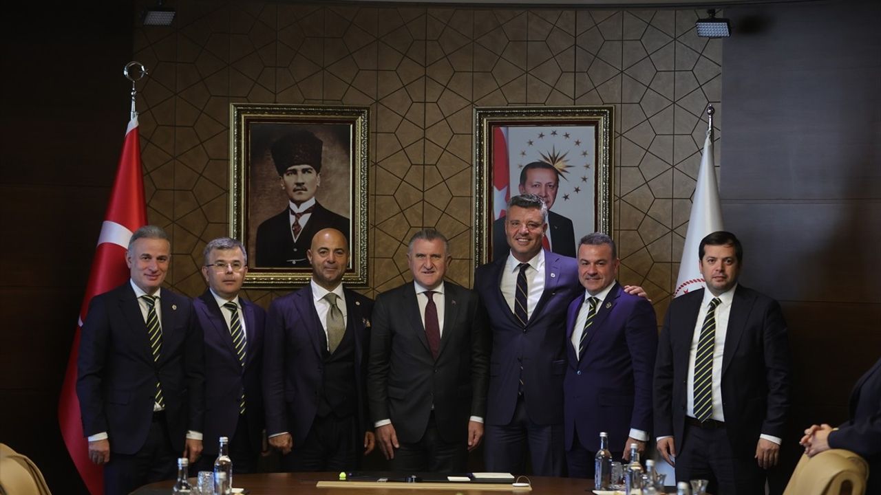Bakan Osman Aşkın Bak, Fenerbahçe Başkanı Sadettin Saran'ı Kabul Etti