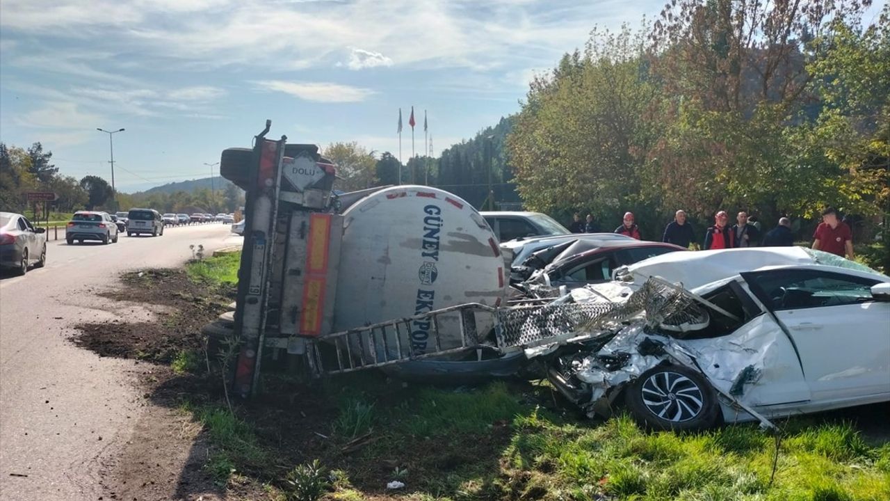 Balıkesir'de Devrilen Tanker 7 Araçta Hasara Neden Oldu
