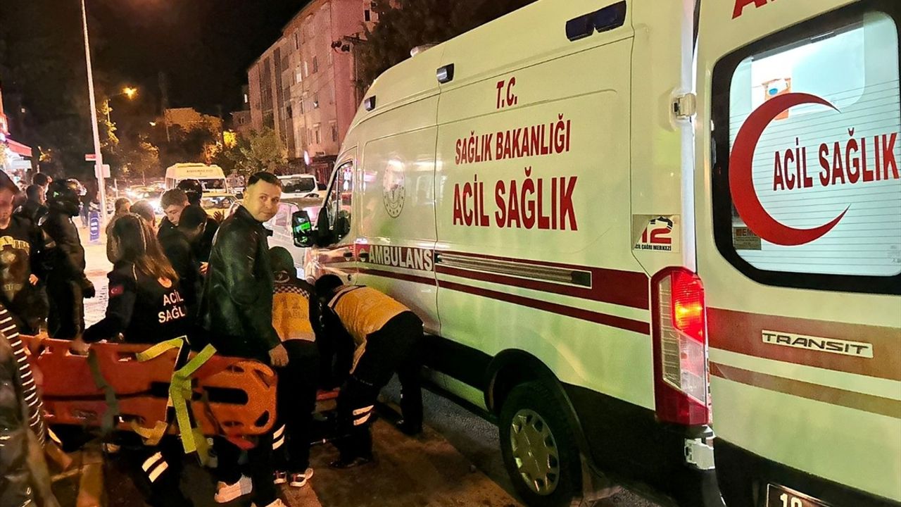 Balıkesir'de Motosiklet Kazası: Yayaya Çarpma Sonucu 1'i Ağır 2 Yaralı