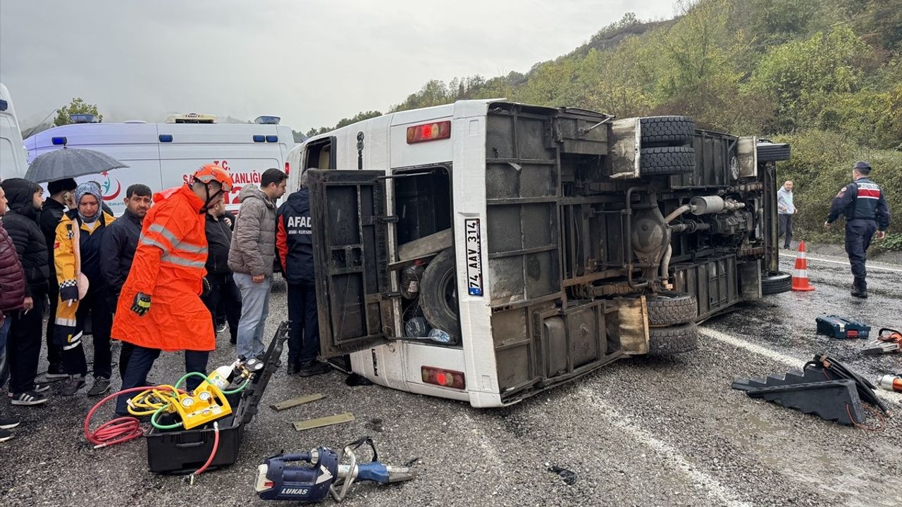 Bartın'da Servis Kazası: 1 Ölü, 19 Yaralı