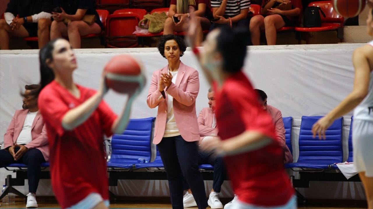 Basketbol Antrenörleri Meme Kanseri Farkındalığı İçin Pembe Ceket Giydi