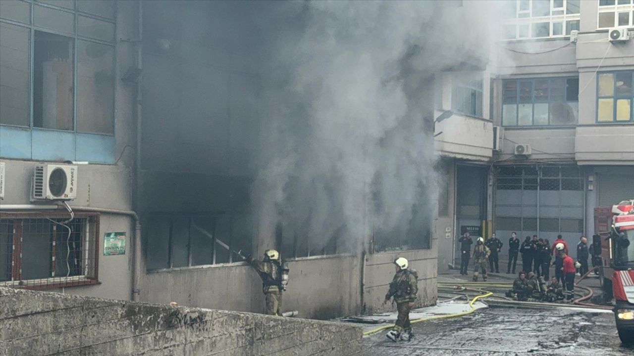 Bayrampaşa'daki İş Merkezinde Yangın Söndürüldü