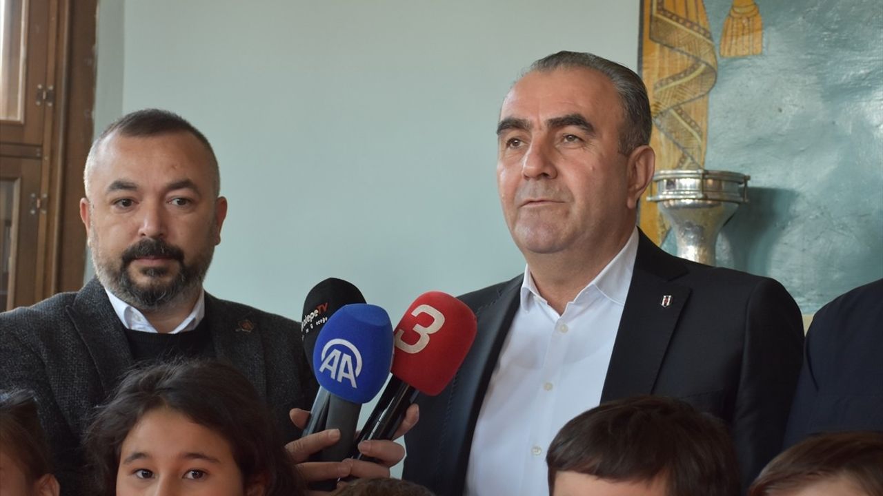 Beşiktaş Kulübü Üyelerinden Öğrencilere Forma Hediyesi