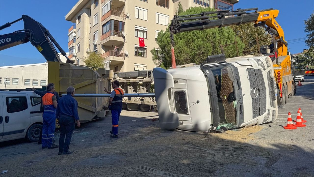 Beşiktaş'ta İnşaat Alanında Kamyon Devrildi: Sürücü Yaralandı