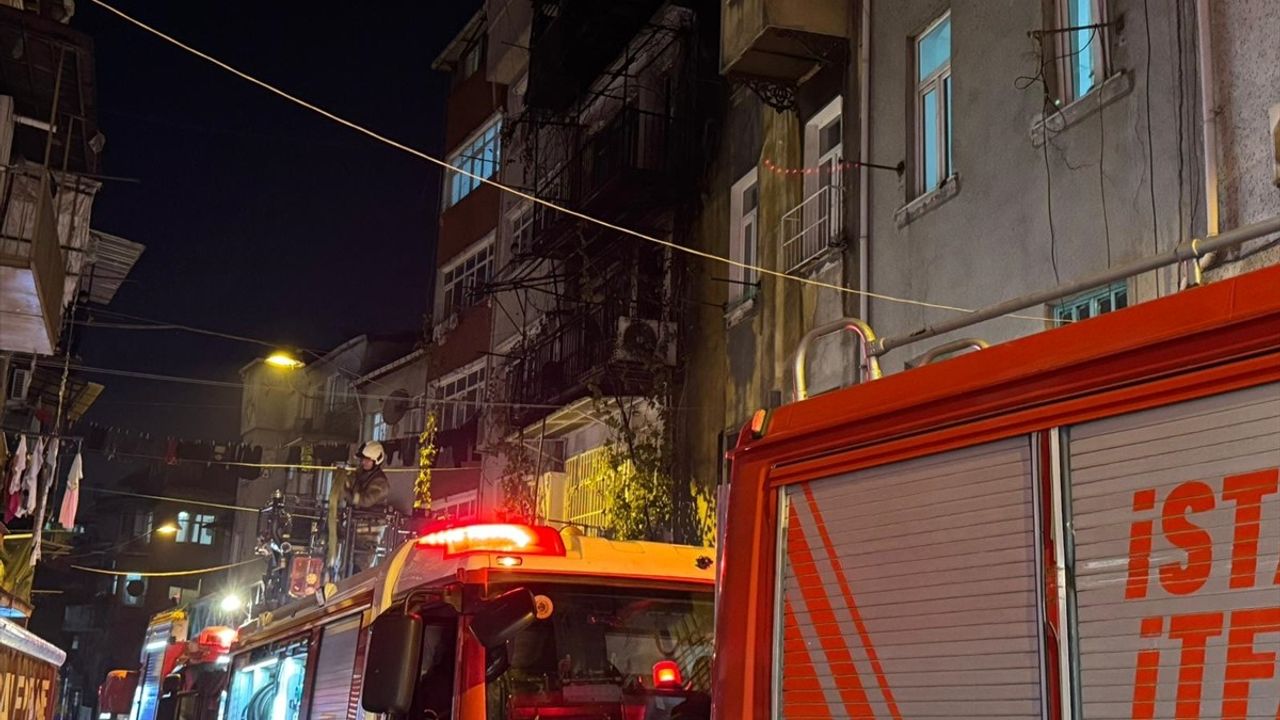 Beyoğlu'ndaki Yangında 6 Kişi Kurtarıldı