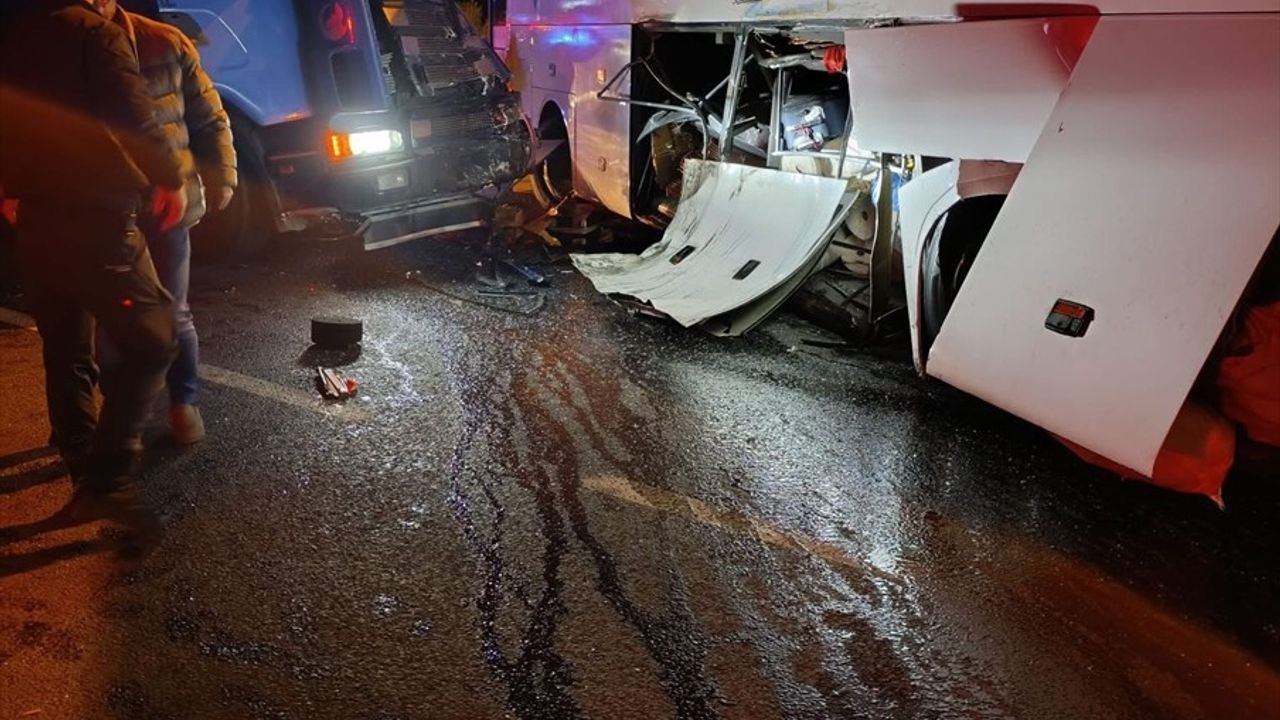 Bilecik'teki Tur Otobüsü ve Tır Kazasında 20 Yaralı