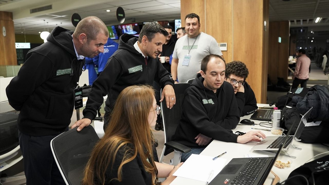 Bilişim Vadisi Genel Müdürü Erkam Tüzgen, AA Medya Teknolojileri Hackathonu'nu Ziyaret Etti
